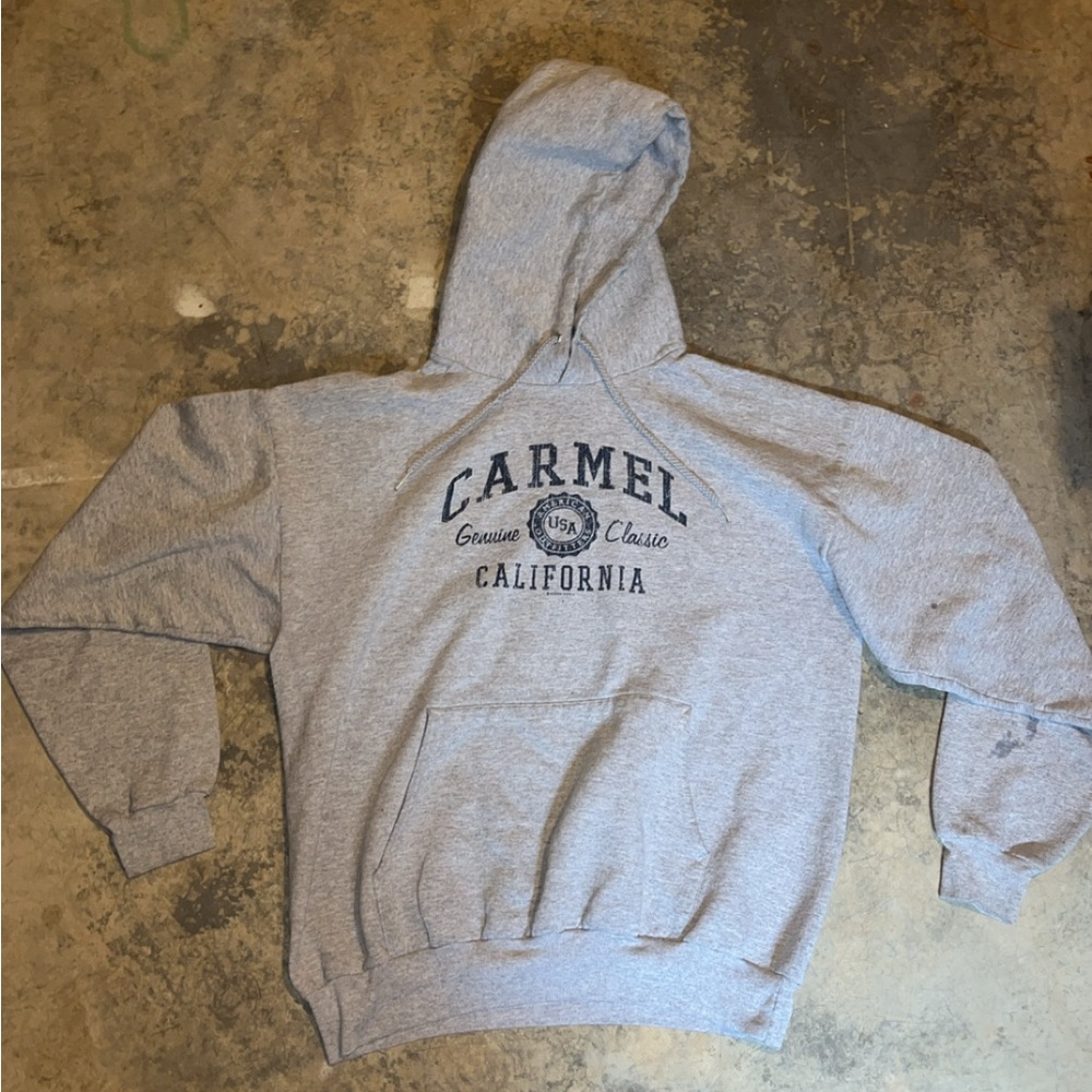 Caramel Gray Hoodie
Good fit, nice material
Stains on arm, not very noticeable